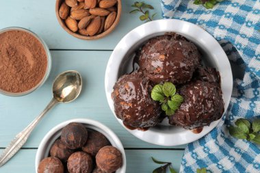 Hafif bir beton zemin üzerine sıvı çikolata ve tarçın sopa ile Çikolatalı dondurma.