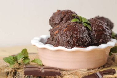 Hafif bir beton zemin üzerine sıvı çikolata ve tarçın sopa ile Çikolatalı dondurma.