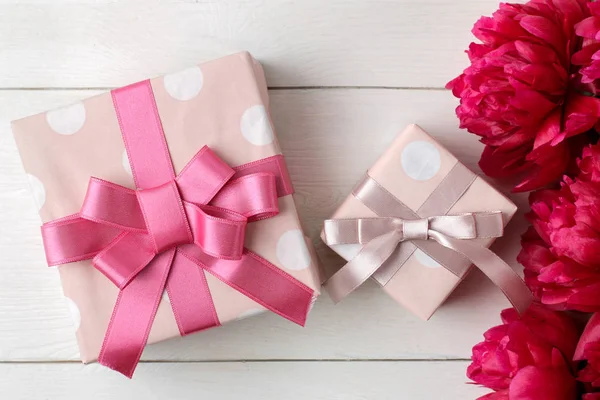 Schöne Leuchtend Rosa Blumen Pfingstrosen Und Geschenkbox Auf Weißem Holzhintergrund — Stockfoto