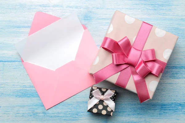 Ein Mehrfarbiger Umschlag Mit Einem Beschriftungsbriefkopf Und Einer Geschenkbox Auf — Stockfoto