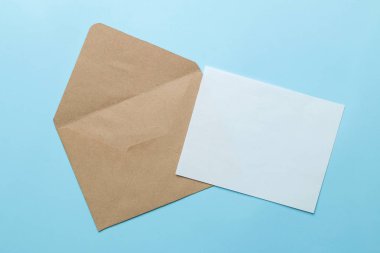 Parlak trendy açık mavi arka plan üzerinde metin için zanaat zarf ve boş. üst görünüm