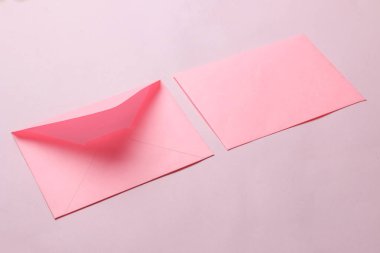 Parlak trendy pembe arka plan üzerinde metin için boş pembe zarf. boş alan