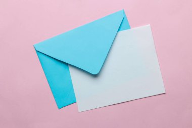 Parlak moda pembe arka plan üzerinde metin için boş mavi zarf. üst görünüm