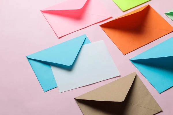 Envelope Multicolorido Com Branco Para Texto Fundo Rosa Brilhante Moda — Fotografia de Stock