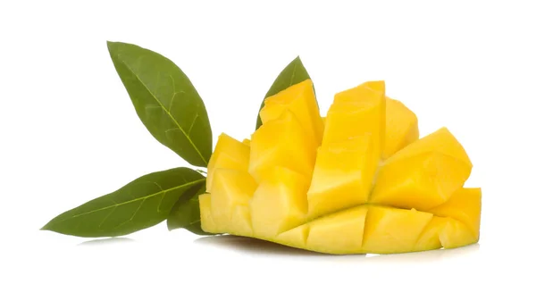 Rijpe Verse Mango Vrucht Plakjes Bladeren Een Witte Geïsoleerde Achtergrond — Stockfoto