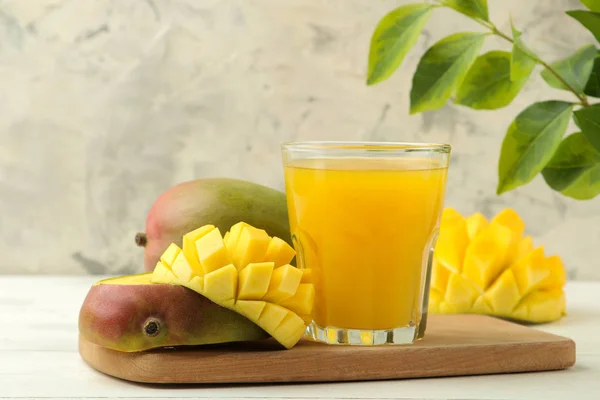 Rijpe Verse Mango Vruchten Mango Sap Een Glas Een Lichte — Stockfoto