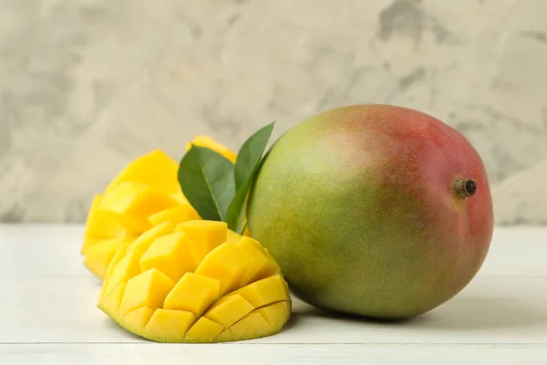 Ripe Fresh Mango Fruit Pieces Leaves Light Background Tropical Fruit — Stock Photo, Image