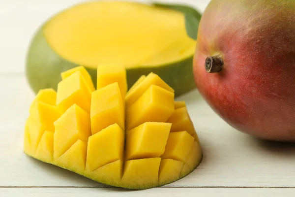 Ripe Fresh Mango Fruit Pieces Leaves White Wooden Background Tropical — Stock Photo, Image