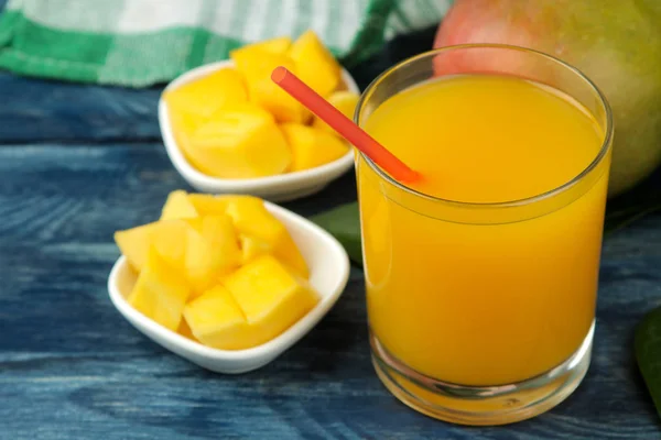 Rijpe Verse Mango Fruit Plakjes Mango Sap Een Glas Een — Stockfoto