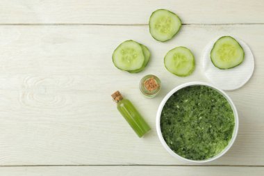Salatalıklı yüz maskesi. Beyaz ahşap bir masa üzerinde salatalık özü ile Kozmetik. Spa. Güzellik. üst görünüm