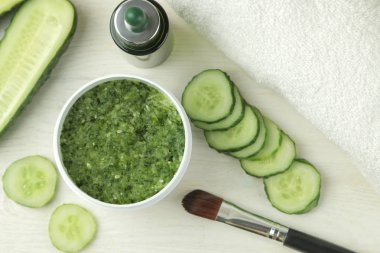 Salatalıklı yüz maskesi. Beyaz ahşap bir masa üzerinde salatalık özü ile Kozmetik. Spa. Güzellik. üst görünüm