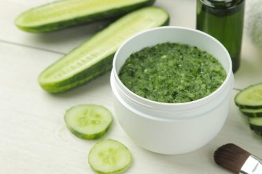 Salatalıklı yüz maskesi. Beyaz ahşap bir masa üzerinde salatalık özü ile Kozmetik. Spa. Güzellik.