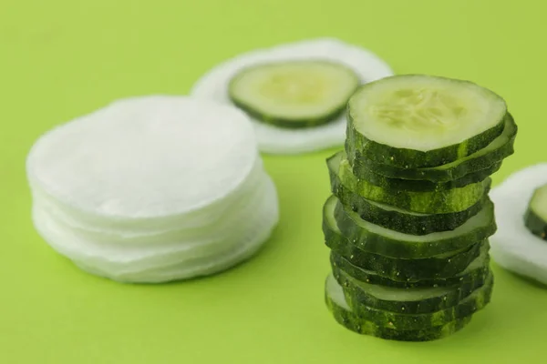 Tranches Concombre Frais Éponge Coton Sur Fond Vert Vif Concept — Photo