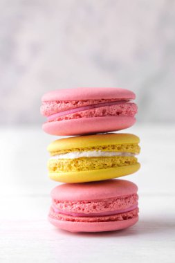 Macaroons. beyaz ahşap bir masada lezzetli renkli fransız makarna kek.