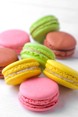 Macaroons. beyaz ahşap bir masada lezzetli renkli fransız makarna kek.