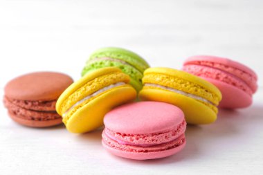 Macaroons. beyaz ahşap bir masada lezzetli renkli fransız makarna kek.