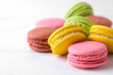 Macaroons. beyaz ahşap bir masada lezzetli renkli fransız makarna kek.