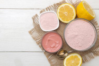 Kozmetik kil. Beyaz ahşap bir masa üzerinde farklı tipte pembe kozmetik kil. yüz maskesi ve vücut. bakım ürünleri. Spa. üst görünüm.