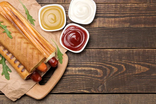 French Hot Dogs Tasty Hot Dogs Board Sauce Brown Wooden — Stock Photo, Image