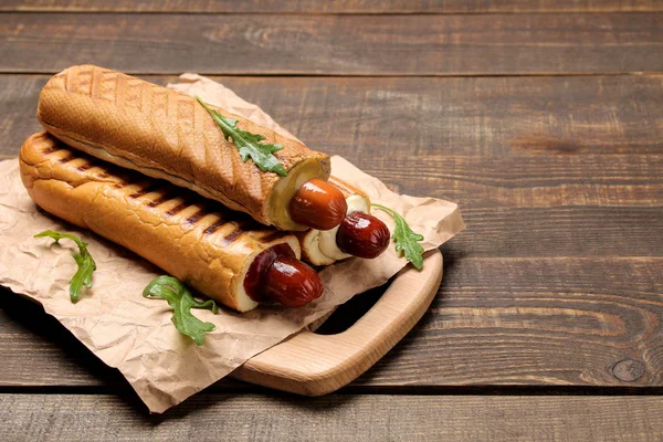Francouzští Hot Dogy Dobrý Hot Dog Hnědém Dřevěném Stole Jídlo — Stock fotografie