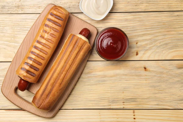 Franse Hotdogs Heerlijke Hotdogs Ketchup Mayonaise Een Natuurlijke Houten Tafel — Stockfoto
