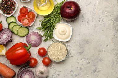 Yemek salatası için malzemeler. Çeşitli sebze ve baharatlar havuç, domates, soğan, salatalık, biber ve hafif bir arka plan üzerinde arugula. üst görünüm.