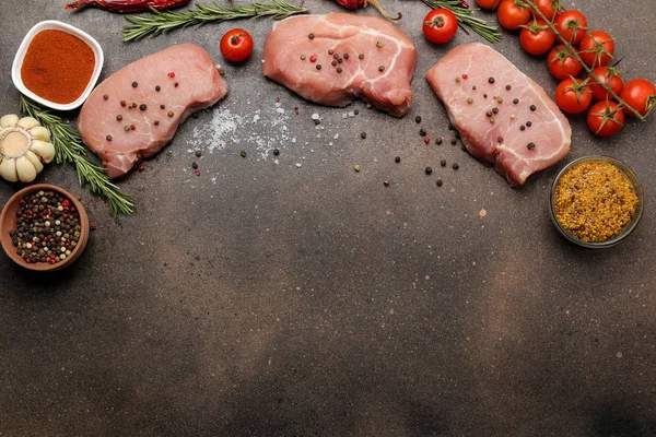 Bife Cru Porco Carne Ingredientes Para Cozinhar Especiarias Ervas Legumes — Fotografia de Stock