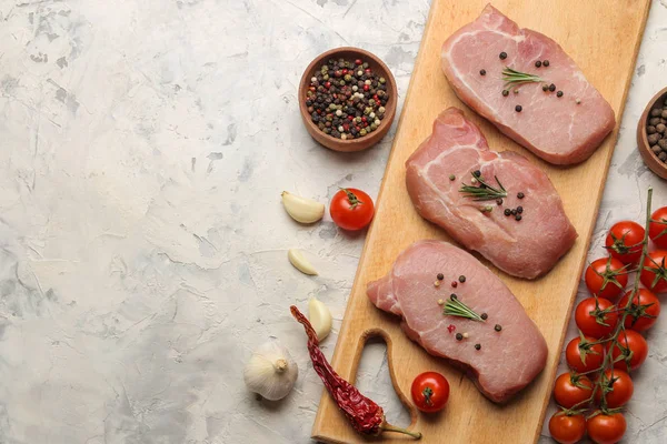 Bife Porco Cru Tabuleiro Carne Ingredientes Para Cozinhar Especiarias Ervas — Fotografia de Stock