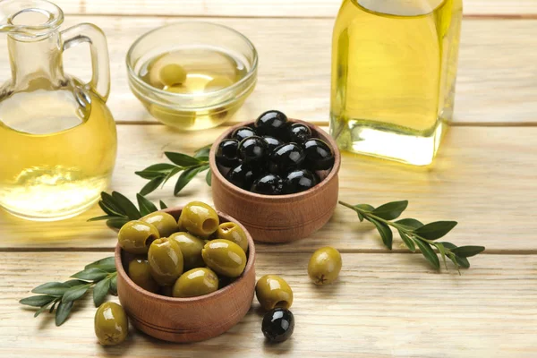Green Black Olives Wooden Bowl Leaves Olive Oil Natural Wooden — Stock Photo, Image