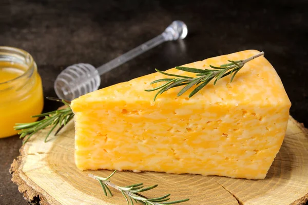 Ein Stück Leckerer Marmorierter Käse Auf Einem Holzständer Mit Rosmarin — Stockfoto