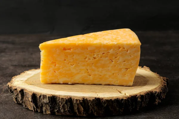 Trozo Delicioso Queso Mármol Sobre Soporte Madera Sobre Fondo Oscuro — Foto de Stock