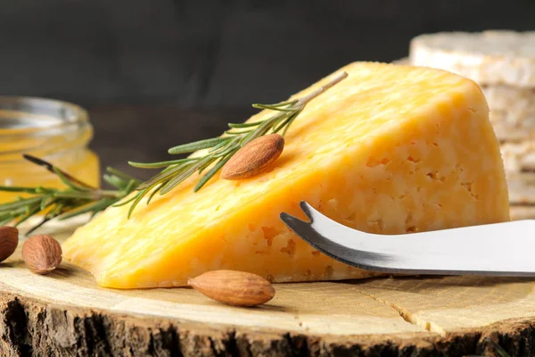 Pedaço Queijo Marmóreo Saboroso Suporte Madeira Com Amêndoas Alecrim Mel — Fotografia de Stock