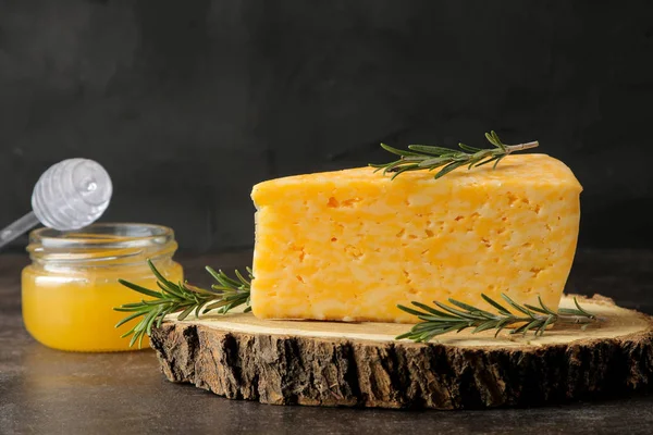 Ein Stück Leckerer Marmorierter Käse Auf Einem Holzständer Mit Rosmarin — Stockfoto