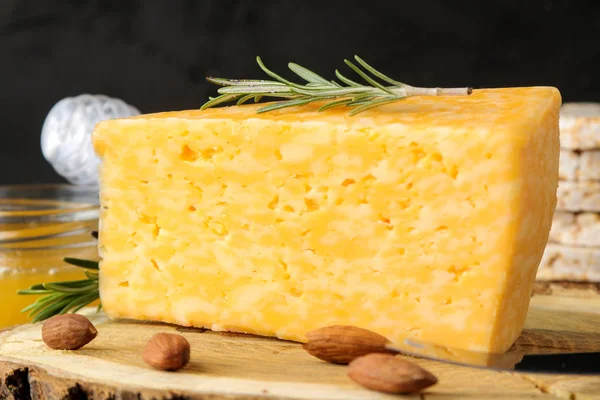 Ein Stück Leckerer Marmorierter Käse Auf Einem Holzständer Mit Mandeln — Stockfoto