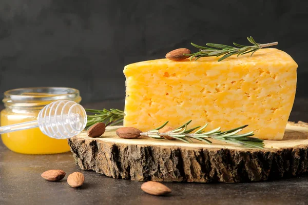 Ein Stück Leckerer Marmorierter Käse Auf Einem Holzständer Mit Mandeln — Stockfoto