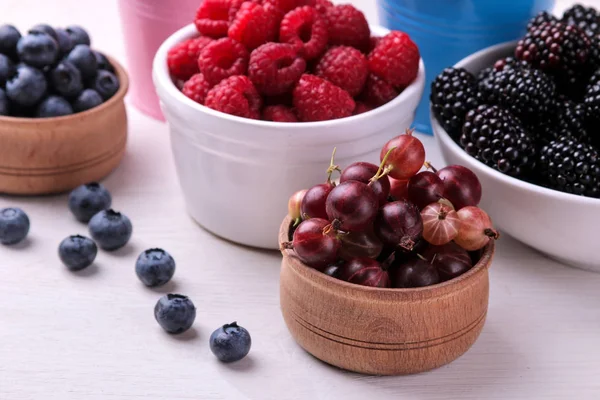 Délicieuses Baies Dans Bol Groseilles Mûres Bleuets Framboises Sur Une — Photo