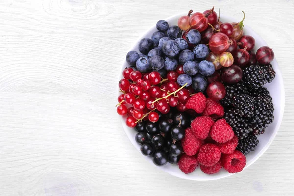 Délicieuses Baies Dans Bol Groseilles Mûres Bleuets Framboises Sur Une — Photo