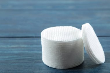 Kozmetik pamuk pedler. Mavi ahşap arka plan üzerinde pamuk pedleri bir yığın. Spa. Close.