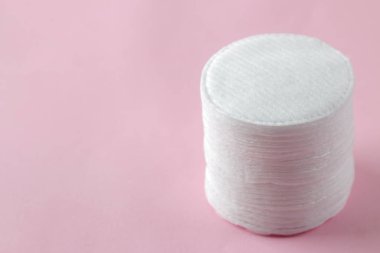 Kozmetik pamuk pedleri. Hassas pembe arka planda pamuk pedleri yığını. Spa. Close.
