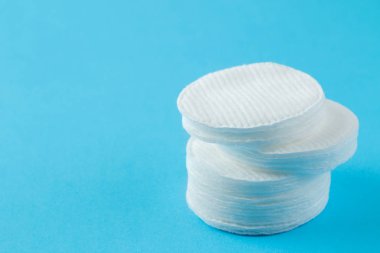 Kozmetik pamuk pedler. yumuşak bir açık mavi arka plan üzerinde pamuk pedleri bir yığın. Spa. Close.