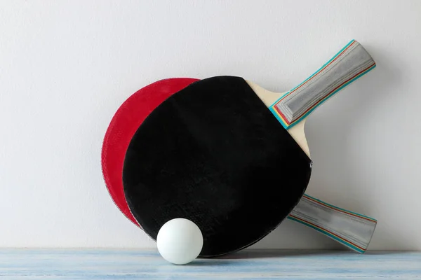 Ping Pong Raket Masa Tenisi Raketleri Mavi Ahşap Masa Üzerinde — Stok fotoğraf