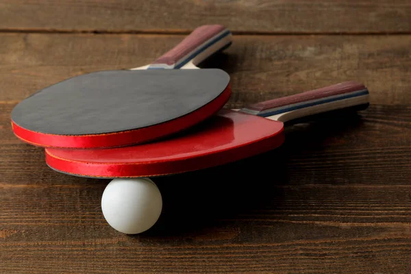 Dwa Rakiety Ping Ponga Rakiety Tenisa Stołowego Piłka Brązowym Drewnianym — Zdjęcie stockowe