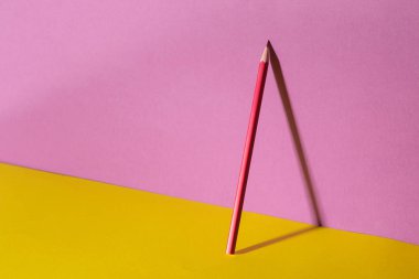 modaya uygun mor ve sarı arka planda gölgesi olan kırmızı kalem.metin için alan