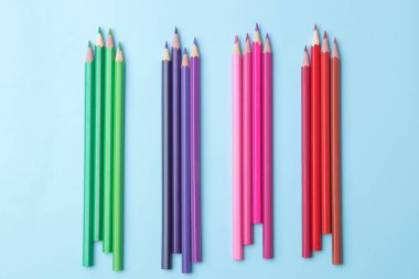 parlak mavi arka plan üzerinde kalemler ile çok renkli kalemler ile kompozisyon. Close. 