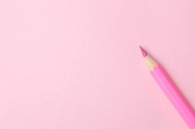 parlak bir moda pembe arka plan üzerinde pembe kalem ile kompozisyon. üstten görünüm. metin için yer