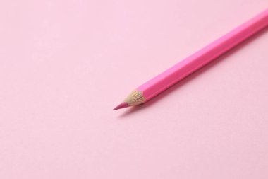 parlak bir moda pembe arka plan üzerinde pembe kalem ile kompozisyon. üstten görünüm. metin için yer