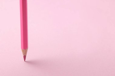 parlak bir moda pembe arka plan üzerinde pembe kalem ile kompozisyon. üstten görünüm. metin için yer