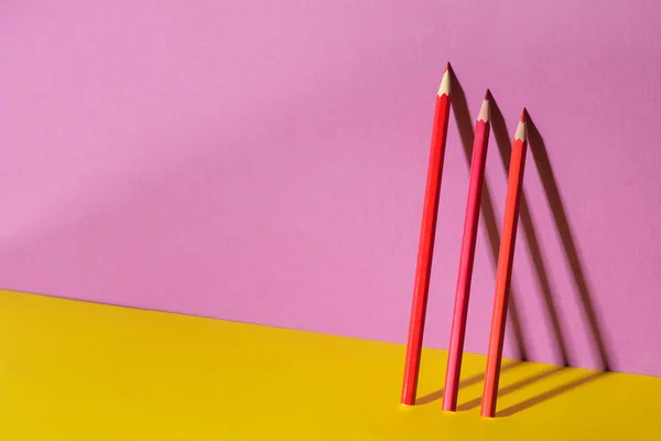 Néhány Piros Ceruzát Árnyékot Egy Trendi Lila Sárga Háttér Szóköz — Stock Fotó