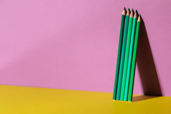 Több Zöld Ceruza Árnyékot Egy Trendi Lila Sárga Háttérrel Szóköz — Stock Fotó