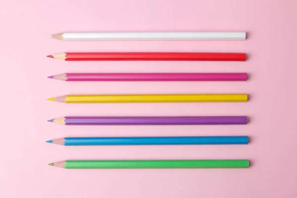 Lápis Multicoloridos Fundo Rosa Moda Suave Vista Superior Artigos Escritório — Fotografia de Stock